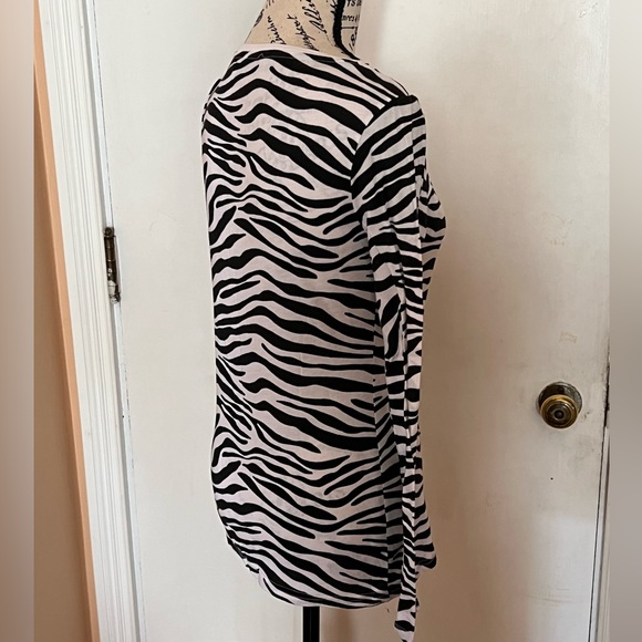 Ladies Zebra Fashion Set (4) Piece: Top, Skirt, Pocketbook & Lanyard 🦓 - Picture 7 of 16